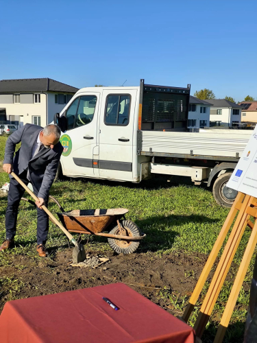 Tóth János polgármester lezárja az alapkövet