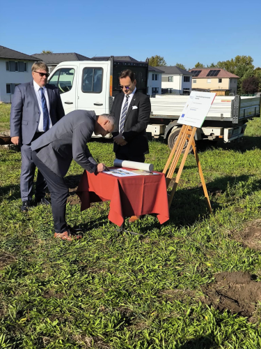 Tóth János polgármester kézjegyével látja el a bölcsőde tervét